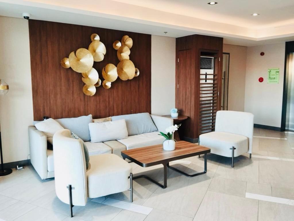 Rj Elite Escape 2Br Condo W Balcony Near Sm Iloilo Exterior photo
