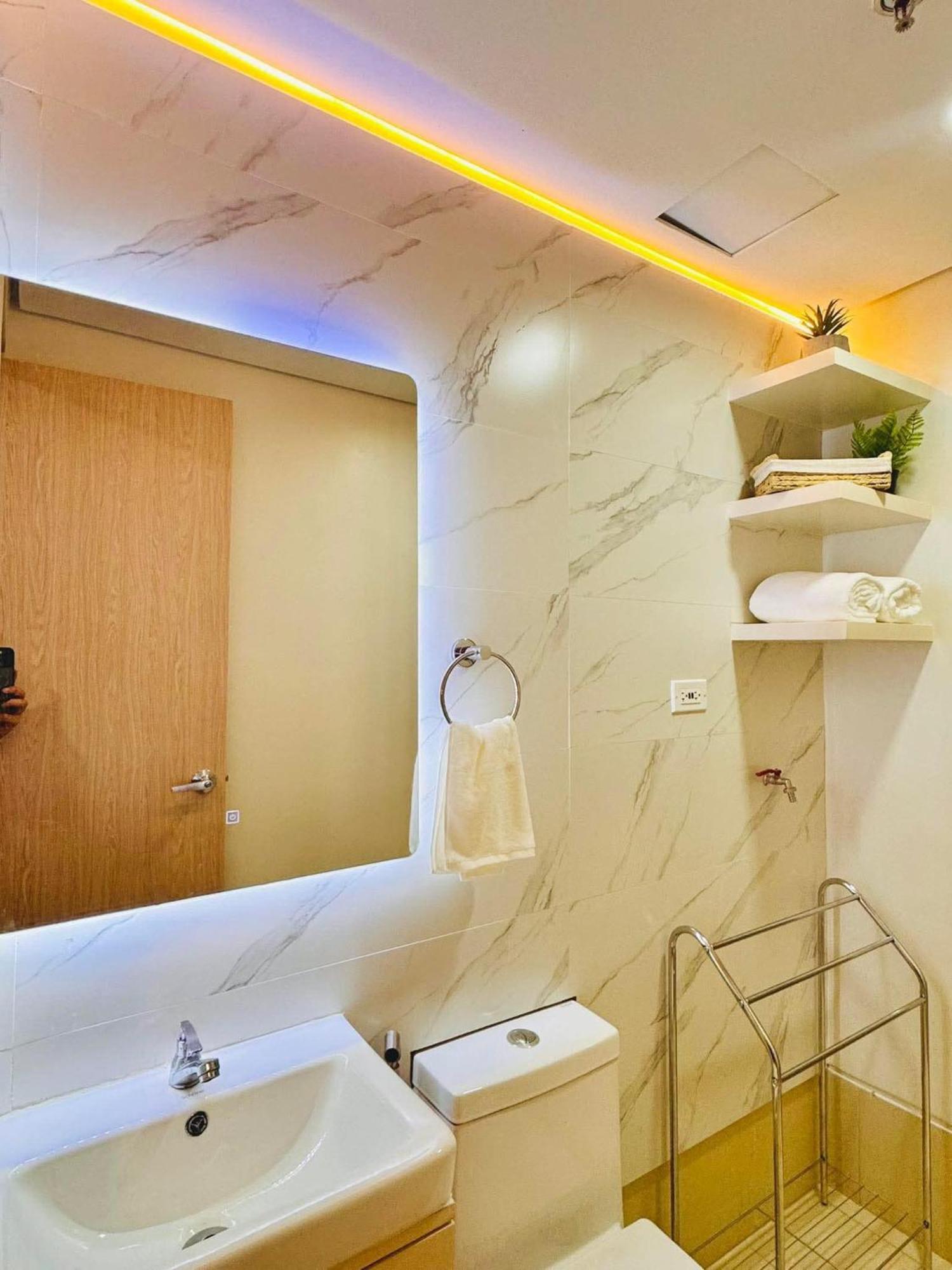Rj Elite Escape 2Br Condo W Balcony Near Sm Iloilo Exterior photo
